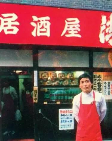 1989年,一名上海留日学生在他打工的酒店门前。日本一度是中国留学生的重要目的地,但最近几年,留学人数越来越少。(IC图)