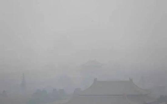 2016年12月18日,北京景山俯瞰全城,城市被雾霾吞噬,故宫开启隐身模式。