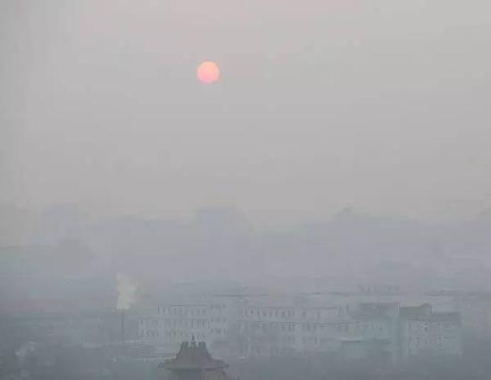 2016年12月18日,景山观市区隐入雾霾。