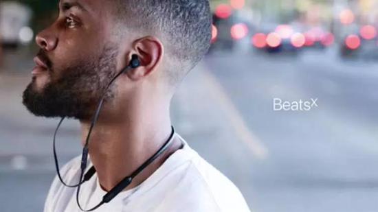 同样内嵌 W1 芯片的 BeatsX 蓝牙入耳式耳机