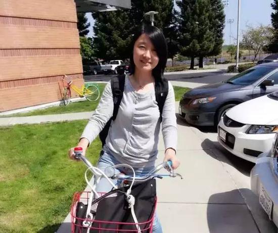 高茵茵 2013 年夏在谷歌总部所在的 Mountain View 出差,骑的是 Google 自行车。