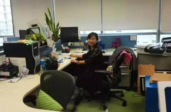 在谷歌中国十周年科建告别会上,李玥回到离职前最后坐的工位留念。