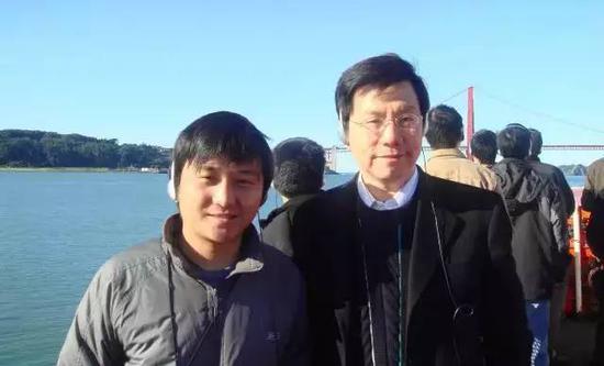 2006 年底谷歌中国的工程师们一起去美国出差。左一为许丞,他右手边是李开复。