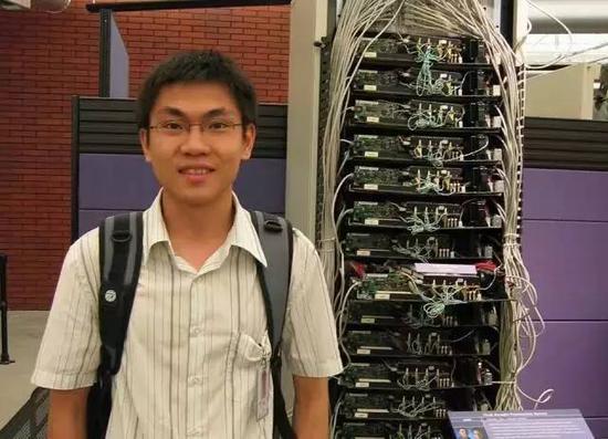 李思。照片摄于 2007 年,背景是 Google 成立初期所用的廉价服务器,没有机箱,主板直接安装在机架上。
