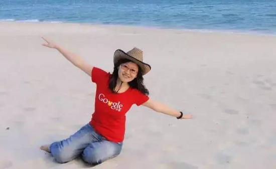 2008 年,张莉在三亚举办的谷歌中国年会中留影。
