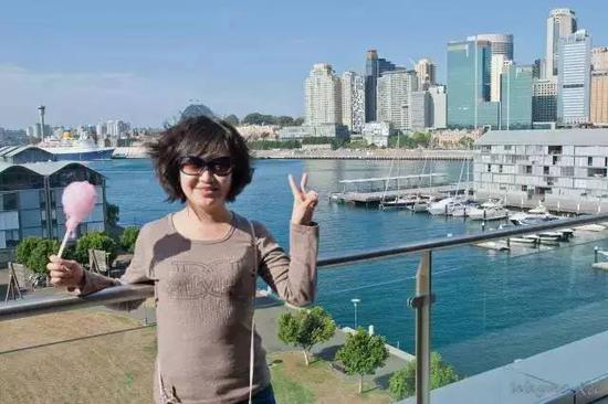 2011年初,那盟在谷歌悉尼办公室的留影,那时她是谷歌地图的产品经理。