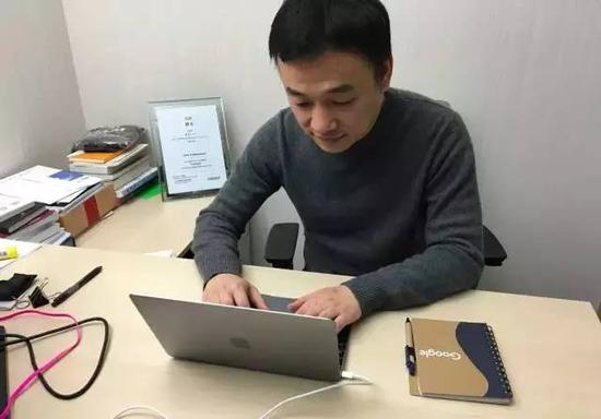 张矩与 Google 笔记本,摄于峰瑞资本办公室。