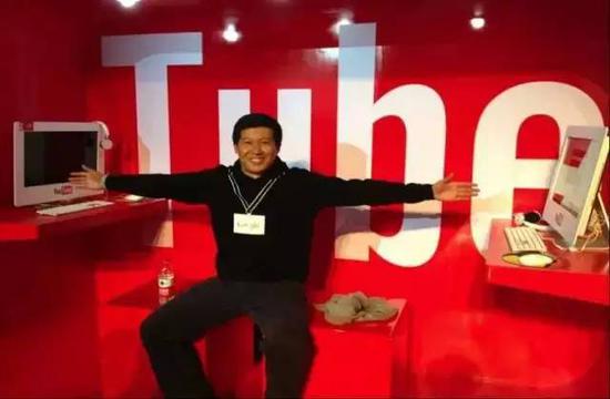 2012 年谷歌在 789 举办业务展览,殷剑波与 Youtube 展位合照。