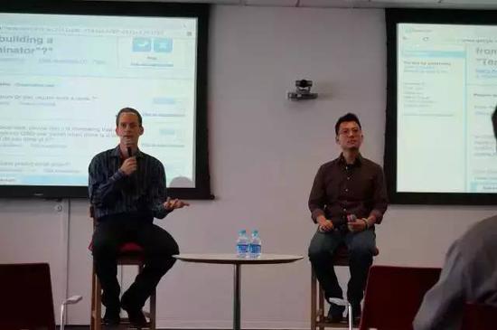 郄小虎与谷歌明星工程师 Jeff Dean 在办公室做 Panel。