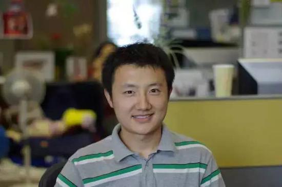 段侠 2007 年刚入职时在谷歌办公室的照片。