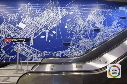 萨拉·施(Sarah Sze)的《景观蓝图》(Blueprint for a Landscape)位于96街,艺术家用4300块瓷砖碎片制作出无数飞翔的鸟儿、树干和脚手架