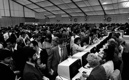 1984 年 CES 冬季展。图片来自:TheVerge