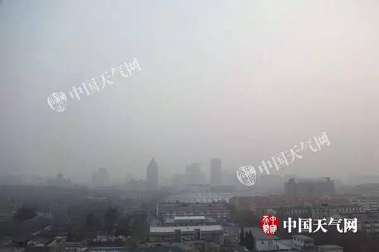 1月6日,北京依旧被霾笼罩。(图/关禺)