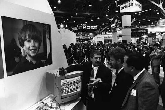 1995 年的 CES,参展商在向观众介绍个人电脑。图片来自:TheVerge