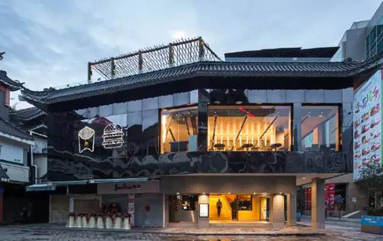 12月,麦当劳大陆首家餐厅——深圳光华店升级成“未来2.0”概念餐厅,新增自助点餐、送餐等服务