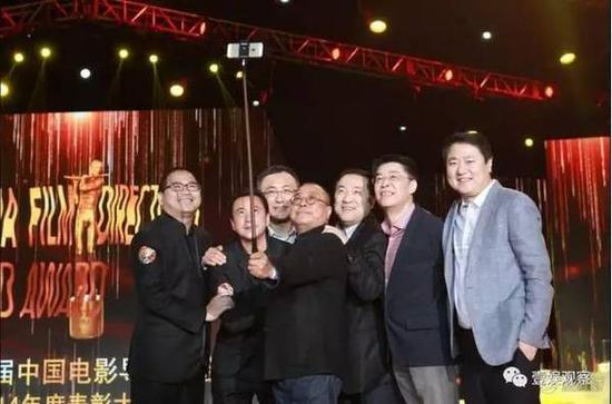 华谊王中磊(左二)、光线王长田(左三)、阿里影业张强(右三)、乐视张昭(右二)、于冬(右一)