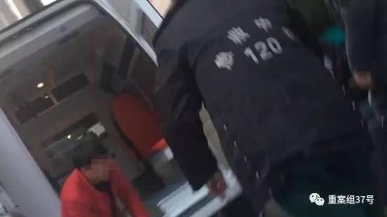 1月17日,在301医院内科大楼前,晋AL386L车将假称心脏搭桥的“重症患者”运上车。