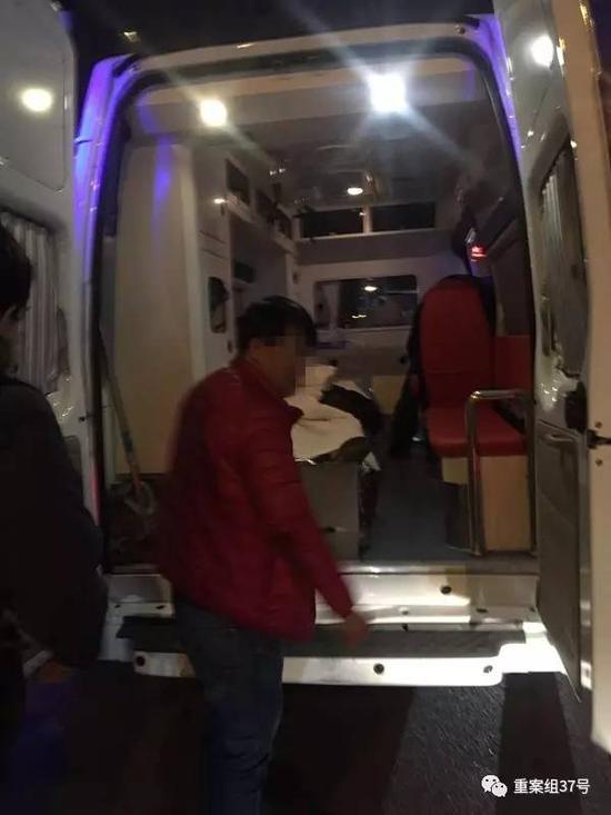 晋AL386L号牌车辆上的工作人员。