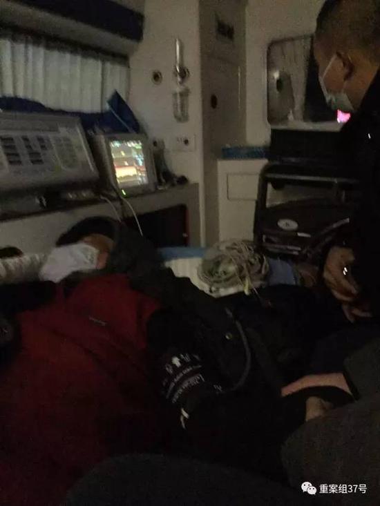 在晋AL386L车上,“医生”使用心电监护仪为“病人”测试血氧含量。