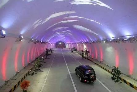 　　中国公路隧道之最——秦岭终南山公路隧道 
