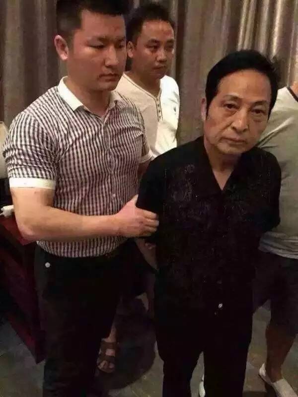 2015年7月15日,王林因涉嫌非法拘禁罪被公安机关刑事拘留,同年8月20日被逮捕,网传王林被带走时图片