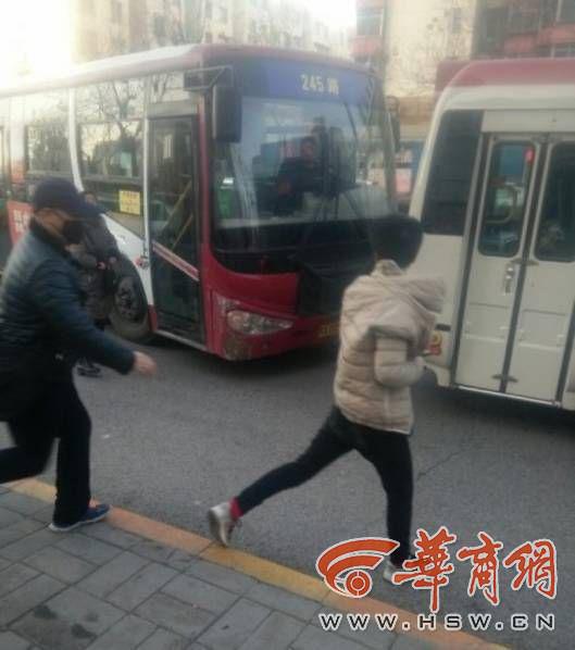 西安男子公交上指认小偷被拉下车群殴 公安立案