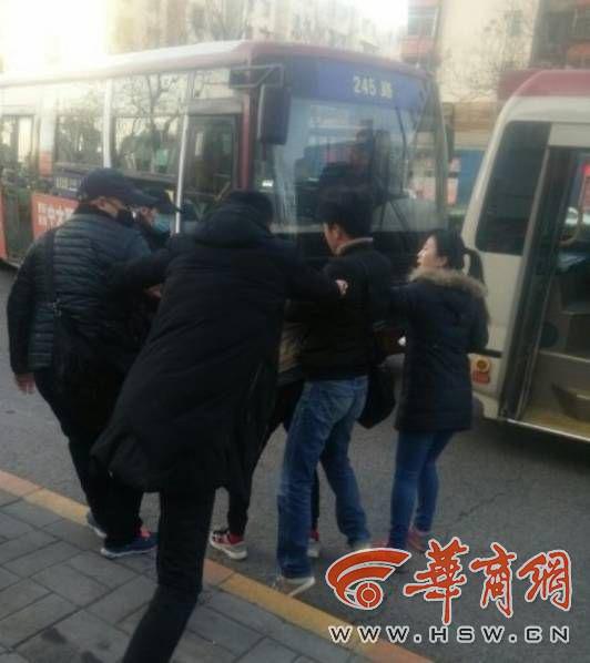 西安男子公交上指认小偷被拉下车群殴 公安立案