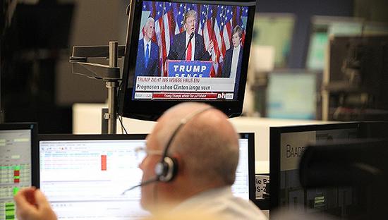 2016年11月9日，德国法兰克福证券交易所内一台电视正在播放特朗普胜选的新闻。 来源：视觉中国