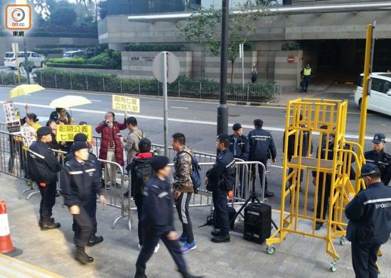 支持及反对警员的两批人在庭外示威,互相指责