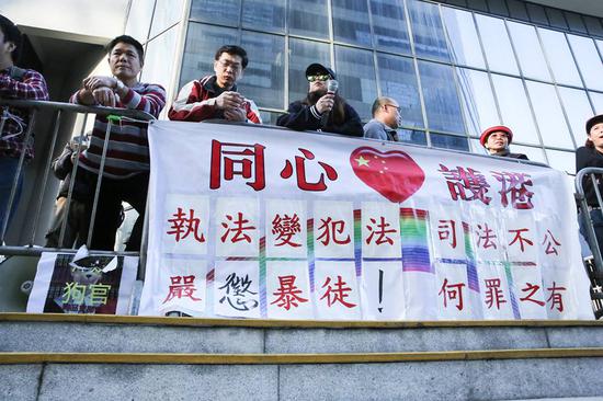 法院外有“撑警”人士示威,怒斥“司法不公”