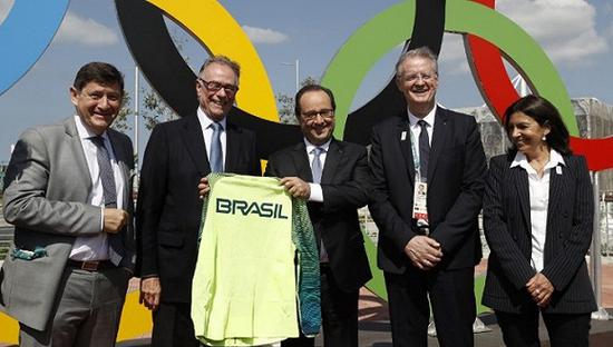 2016年8月4日，巴西里约热内卢，（从左至右）法国体育部长卡内尔与巴西奥组委主席亚瑟·努兹曼、法国总统奥朗德、2024巴黎奥运会申办委员会联席主席拉帕赛特和巴黎市长伊迭尔戈一同合影。图片来源：AFP