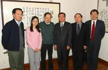 ►杨振宁、翁帆与贺国强、周济等在“归根居”的合影。 来源:清华大学新闻网