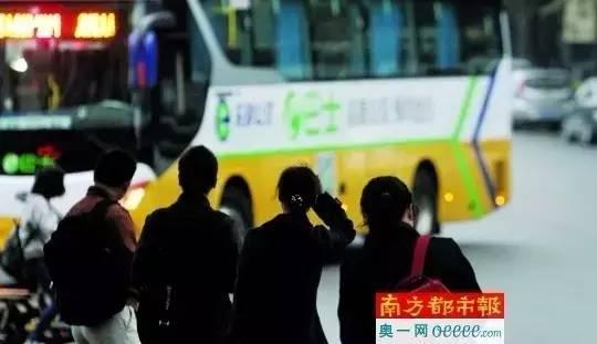 东莞城邦大道,在路边等待乘坐定制巴士的居民。