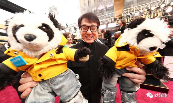 成龙亮相第89届奥斯卡红毯
