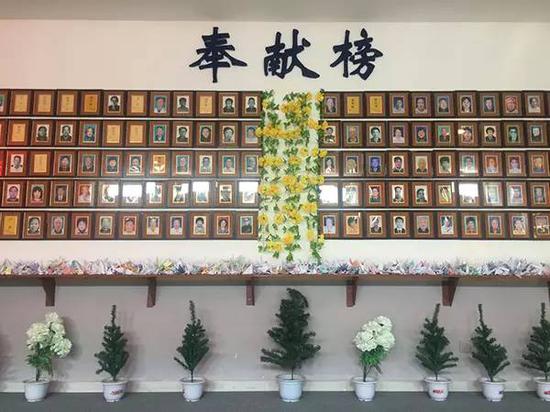 大医解剖馆仰止厅内的奉献榜。