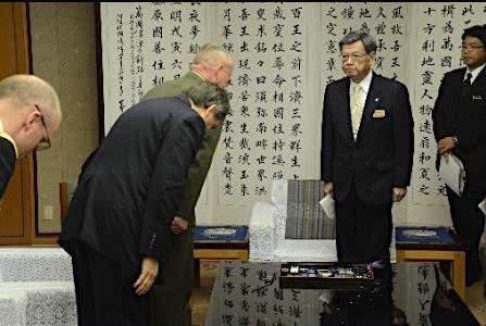 驻冲绳美军最高统帅劳伦斯中将前往冲绳县厅,就日前驻冲绳美军士兵非礼女子一事向冲绳县知事鞠躬道歉