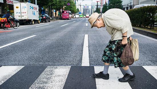 在日本，八九十岁高龄但仍坚守在工作岗位的老人十分常见。图片来源：东方IC