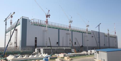 三星电子平泽半导体工厂正在进行封顶作业。（韩联社）