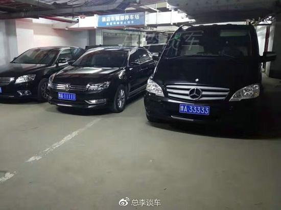 小伙在校园开改装宝马撩妹,挂33333车牌,结果来了一辆拖车