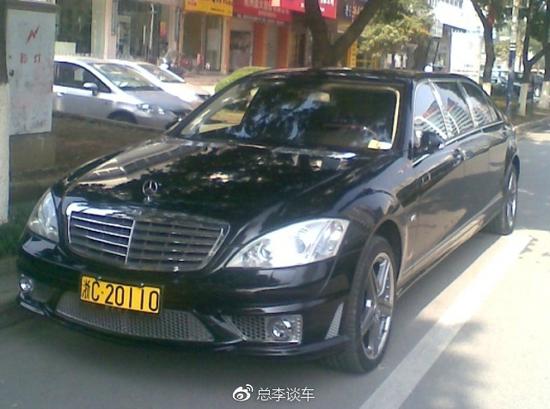 改装怪胎奔驰,挂霸气黄牌,车尾贴着S600和AM