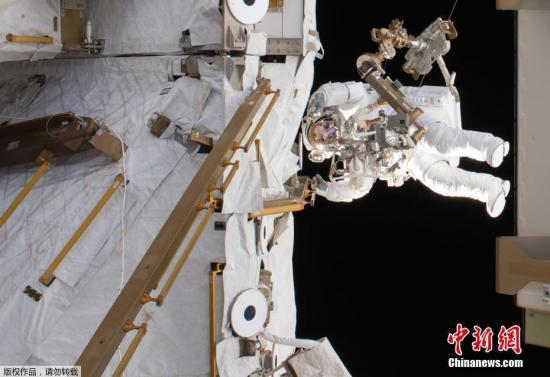 ts530:俄宇航员进行太空行走 手动释放五颗纳米卫星