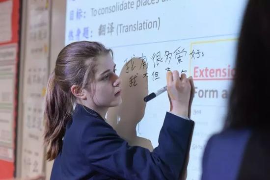 其次,中文语调多变。同音不合调的字,意义完全不合。不那么重视语调的英语应用者讲中文很轻易闹笑话。