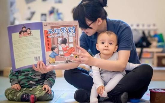 ▲伦敦一家托儿所内,孩子们在学中文。