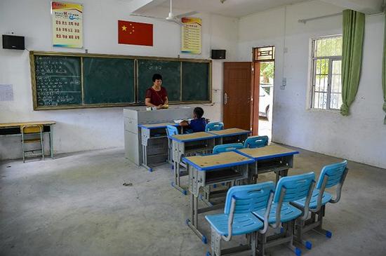 海南省海口市的一间村庄小学,四个年级只有三逻辑学生