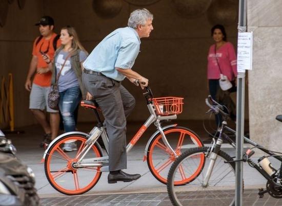 ▲9月20日，一名男子在美国华盛顿街头骑摩拜单车。（法新社）
