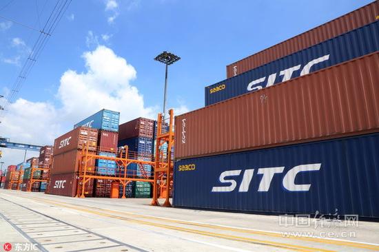 资料图片:上海外高桥港的集装箱货物。中国全国港口货物吞吐量和集装箱吞吐量连续十多年位居世界第一。(图片来源:东方IC)