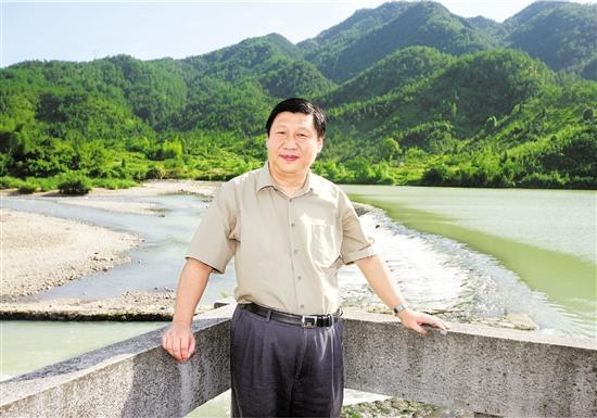 2006年7月28日,习近平在丽水碧湖镇堰头村调研欠发达地区生态保护工作。 浙江在线记者 周咏南摄