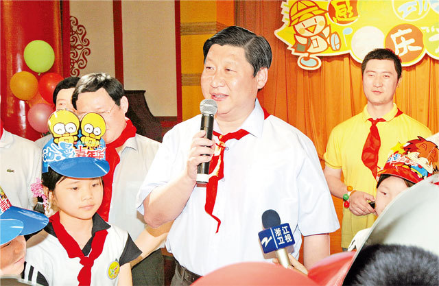 2005年5月31日,习近平在杭州青少年活动中心与小朋友共庆“六一”儿童节。浙江新闻客户端 记者 周咏南 摄