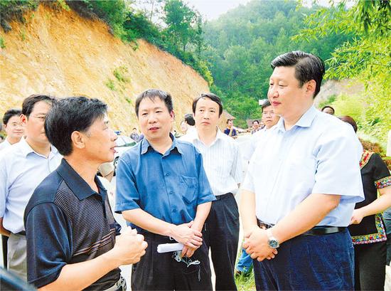 2005年8月10日至11日,习近平在景宁畲族自治县地质灾害点调研。浙江新闻客户端 记者 周咏南 摄