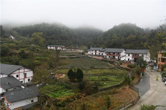 2016年11月10日,记者拍摄的江西省井冈山市茅坪乡神山村景色。 新华社记者 周密 摄